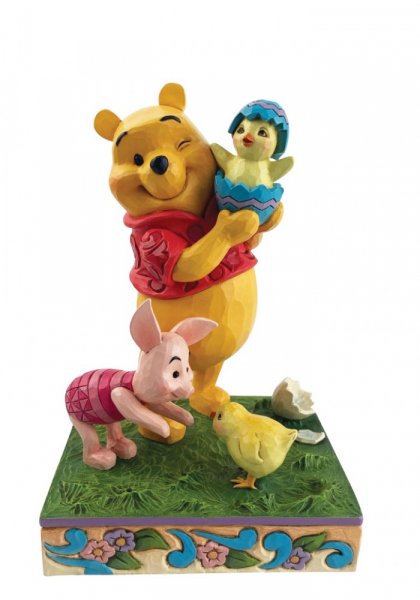 6010103a Jim Shore, Disney Traditions, Jim Shore Disney Traditions, 6010103, A Spring Surprise, Pooh & Piglet Osterfigur, Jim Shore Disney, Jim Shore Ostern, Jim Shore Winnie Puuh, Jim Shore Winnie the Pooh, Jim Shore Disney