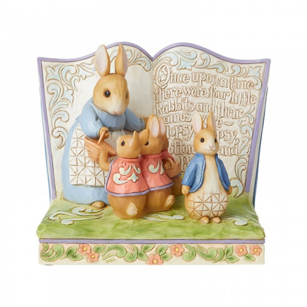 hc-6008742a Diese Jim Shore Beatrix Potter Peter Rabbit Storybook Figur zeigt Mrs. Rabbit, Flopsy, Mopsy, Cotton-tail und Peter Rabbit.