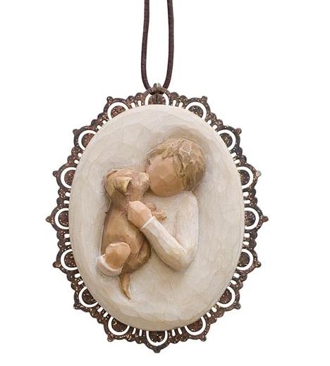 wt-26240 Willow Tree, Willowtree, Demdaco, Susan Lordi, Kindness Boy Ornament, Güte, Freundlichkeit, Weihnachtsanhänger, Anhänger, Engel, Angel, FIgure, Figurine, Figur, Skulptur