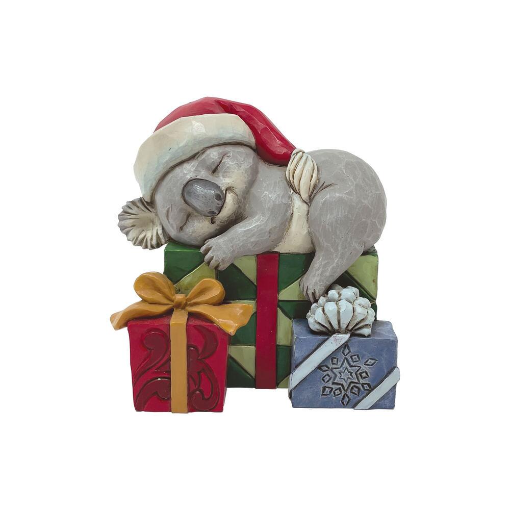 6011491 Jim Shore, Heartwood Creek, Jim Shore Heartwood Creek, Heartwood Creek by Jim Shore, 6011491, Koala Bär mit Geschenken, Koala Bear Sleeping on Gifts, Jim Shore Minifigur